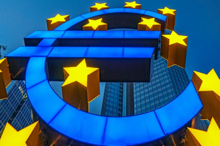 EU-Flagge mit goldenen Sternen als Symbol für die MiCA-Stablecoin-Regulierung
